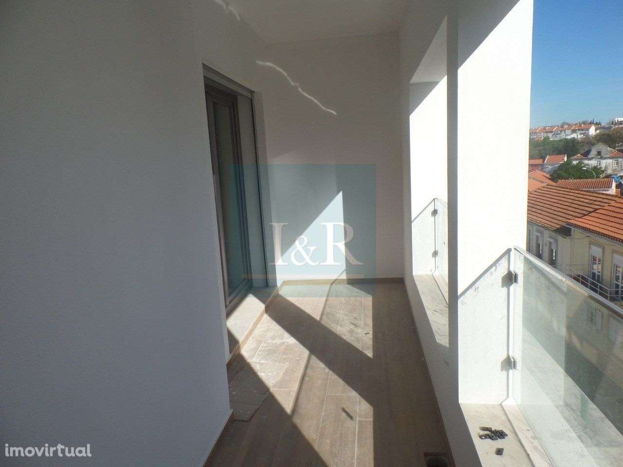 Apartamento T2 com 3 Varandas e Garagem, em Queijas