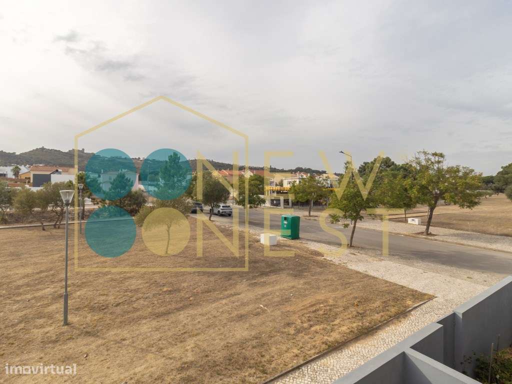 Moradia T3+1 em Banda como Nova com pátio e Vista Castelo de Palmel...-41