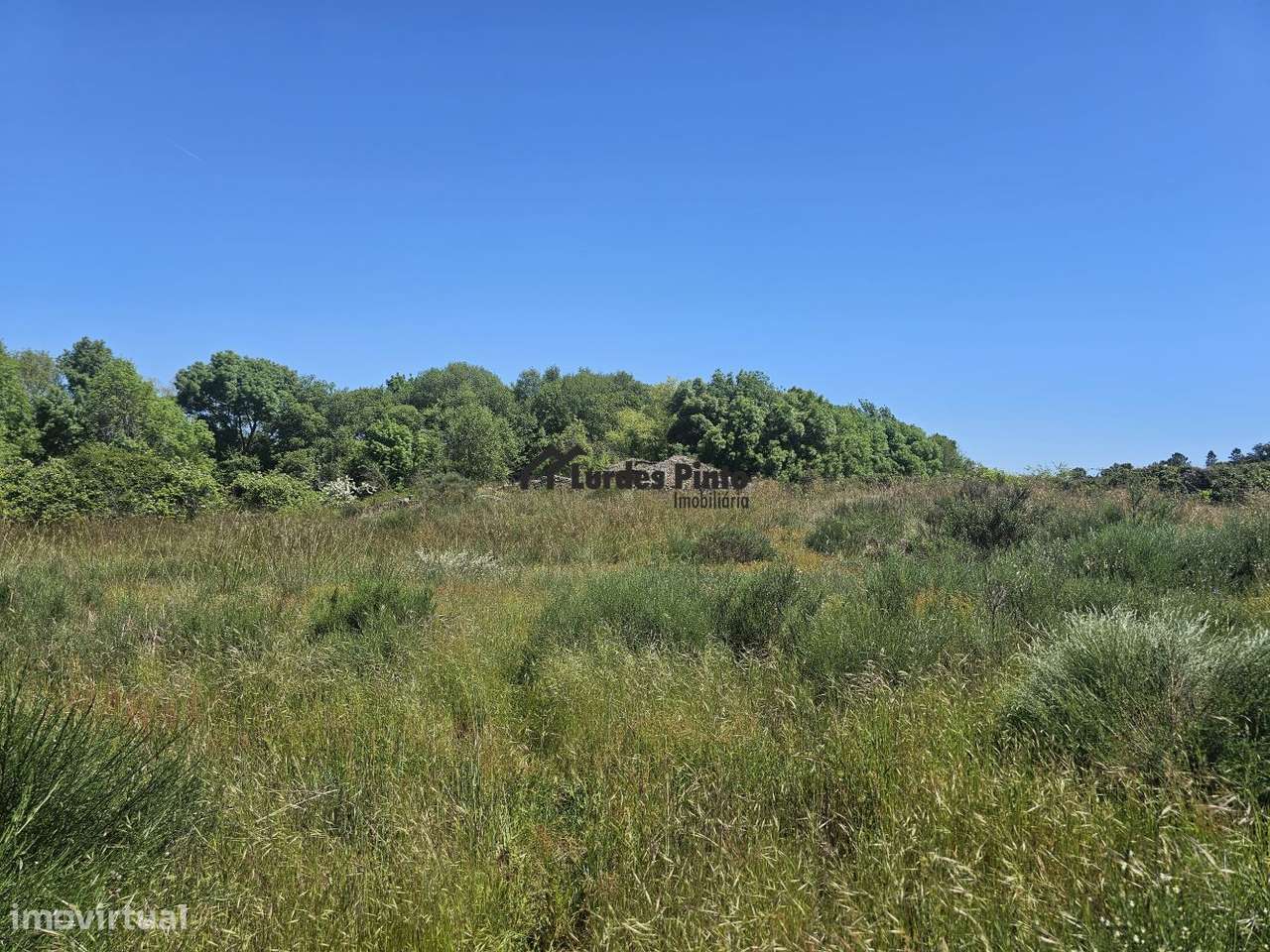 Quinta com construção em pedra perto do rio-17