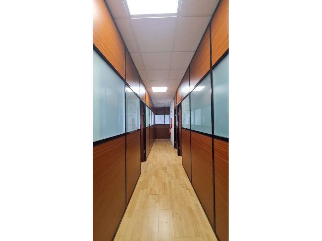 Amplo Armazém com escritórios na Nacional 10, Alverca do Ribatejo-34