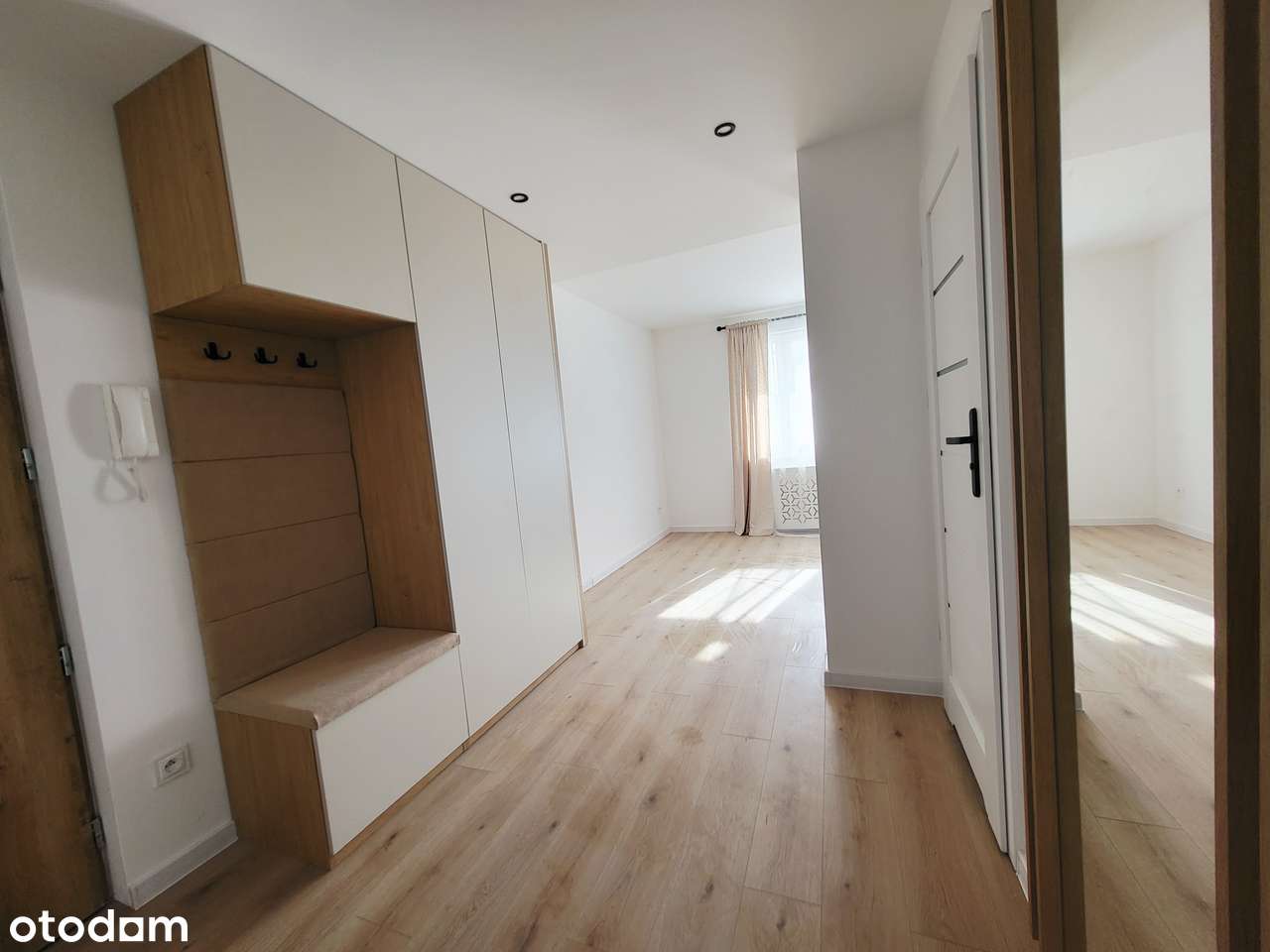 3pokoje po generalnym remoncie w nowoczesnym stylu z meblami na wymiar-18