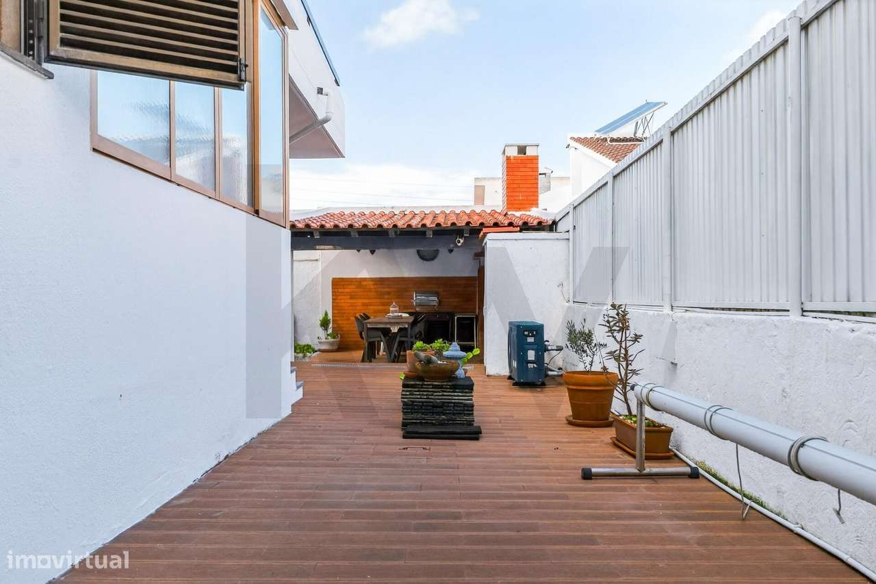 Moradia T4+1 com Piscina Coberta, Jardim e Churrasqueira em Alcoitão,-50