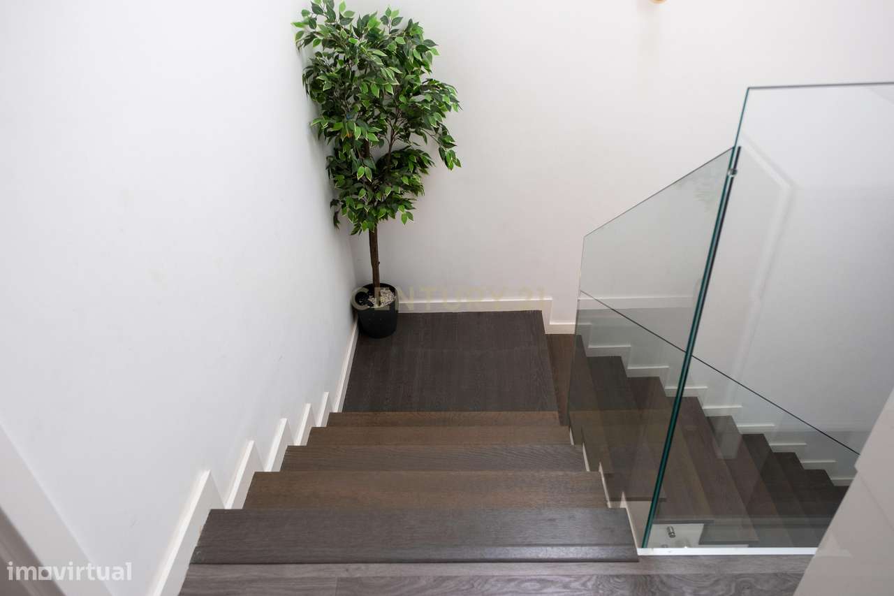 Moradia T4 com jardim e espaço exterior para convívio-18