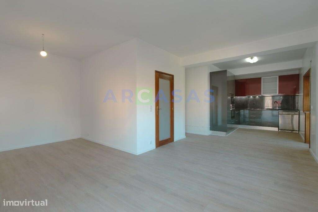 Apartamento T2 renovado, com lugar de garagem e varanda em Baguim do M-6