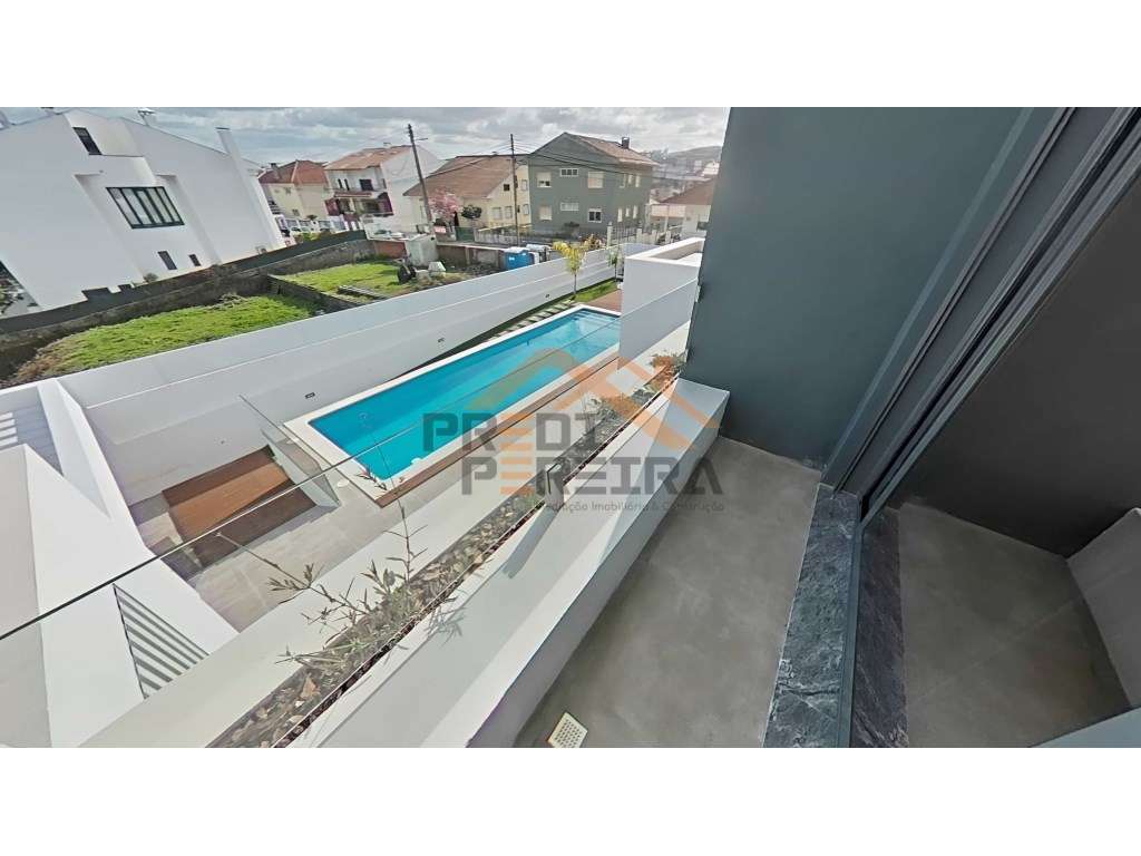 Moradia T4 em condomínio privado com piscina, no Fanqueiro em Loures-26