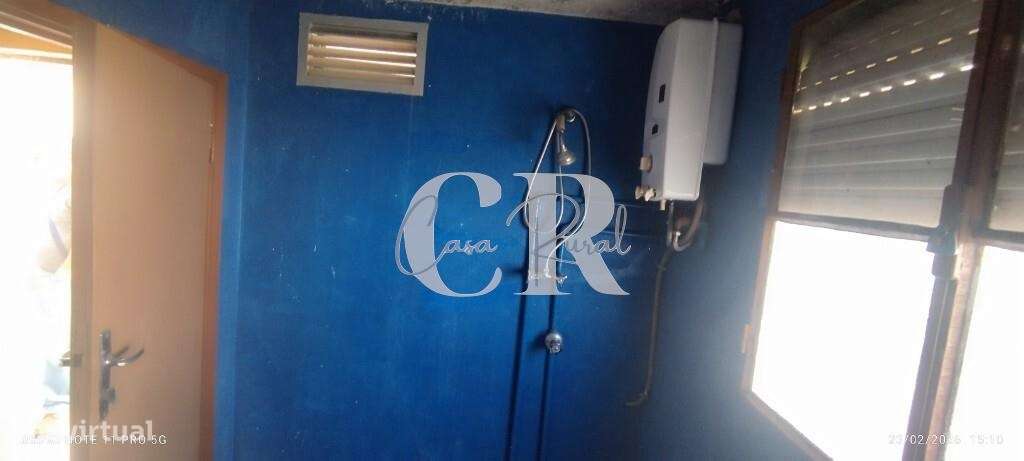 Moradia T3 com vários anexos, terreno e poço-26