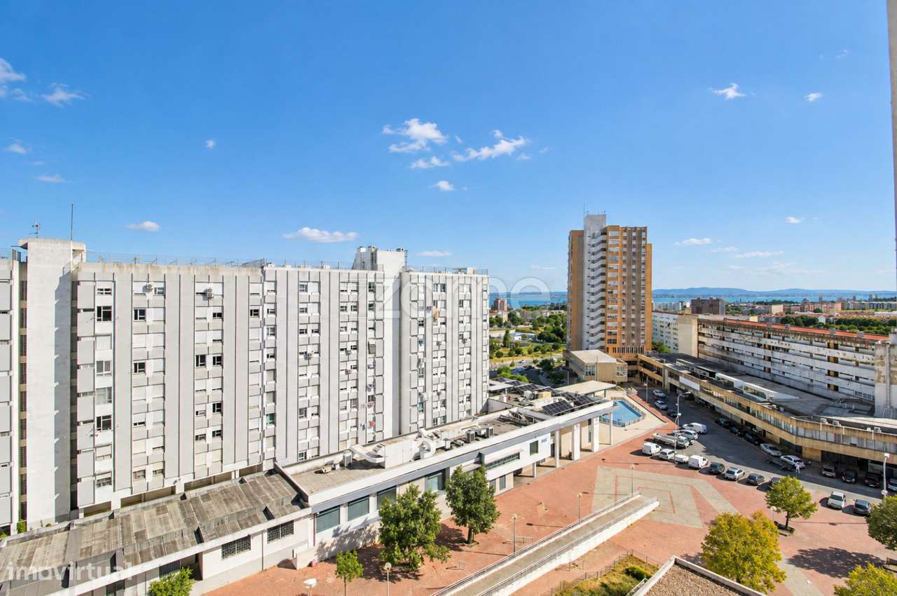 Apartamento T2 Remodelado com Excelente Luminosidade | Marvila, Lisboa-0
