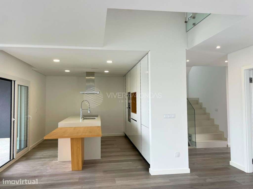 Moradia T4 geminada, com garagem, em Vale de Milhaços - Corroios. - Grande imagem: 2/48