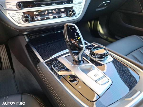 BMW Seria 7 740d xDrive MHEV - 13