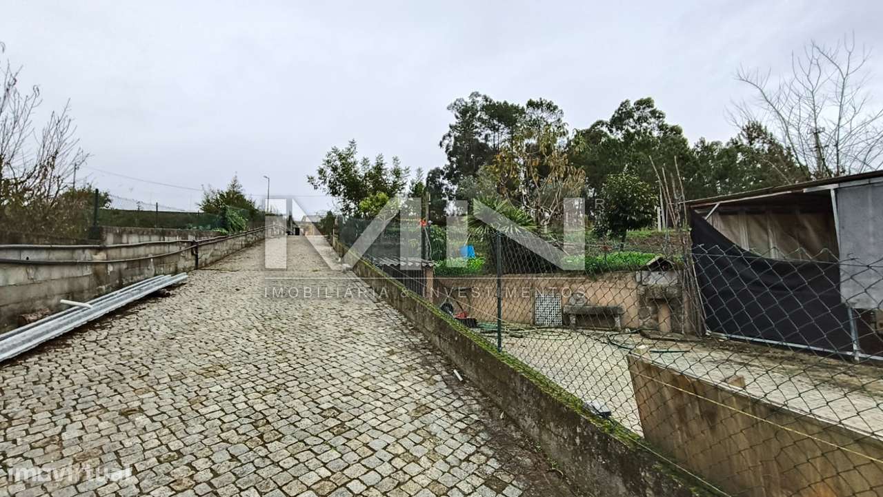 Terreno murado com construção - 2100m2-36