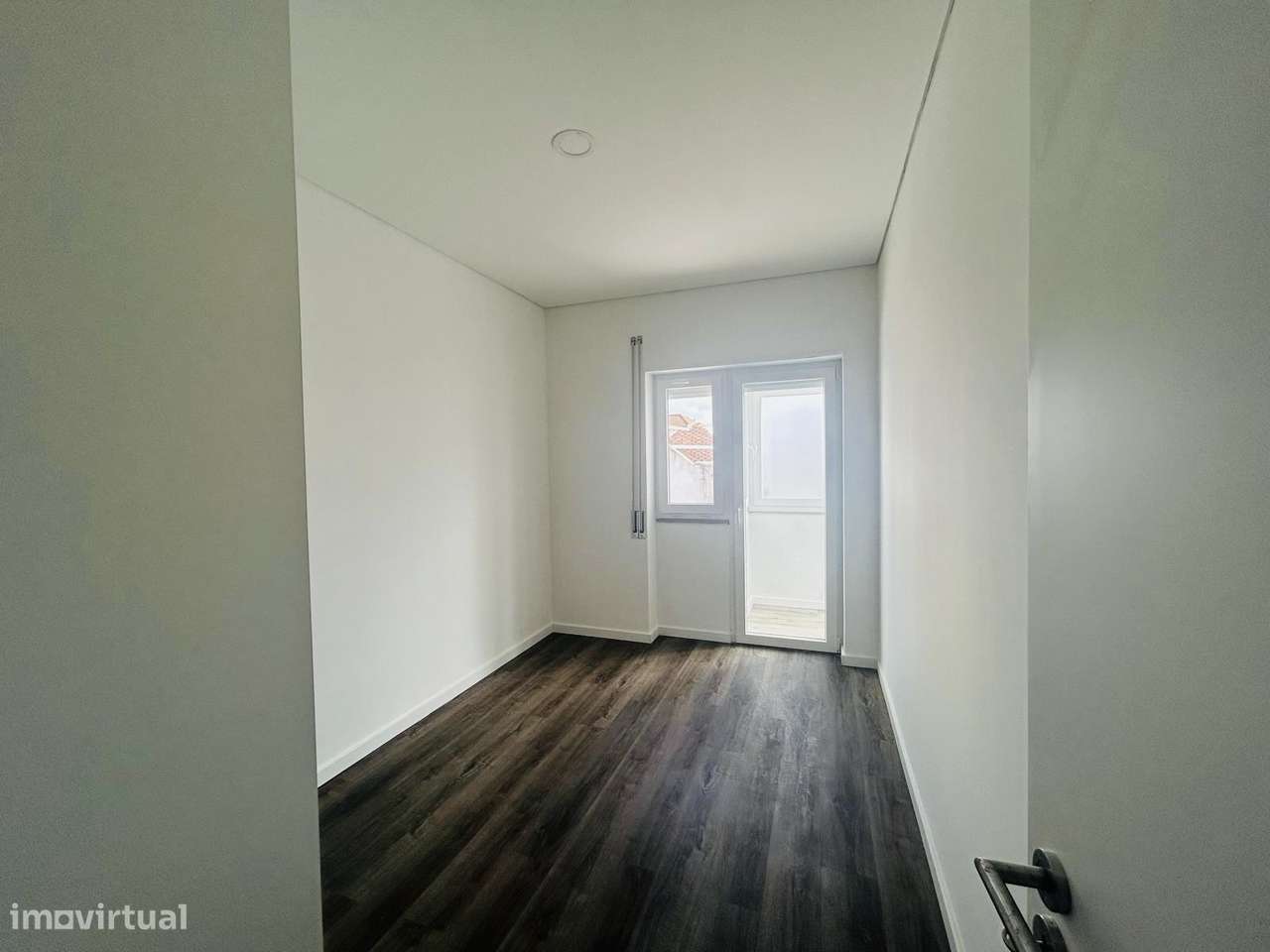 T2 Renovado no Rés do Chão com Varanda Fechada - Grande imagem: 4/9