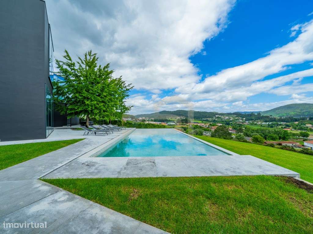 Exclusiva Moradia de Luxo com Design Contemporâneo-57