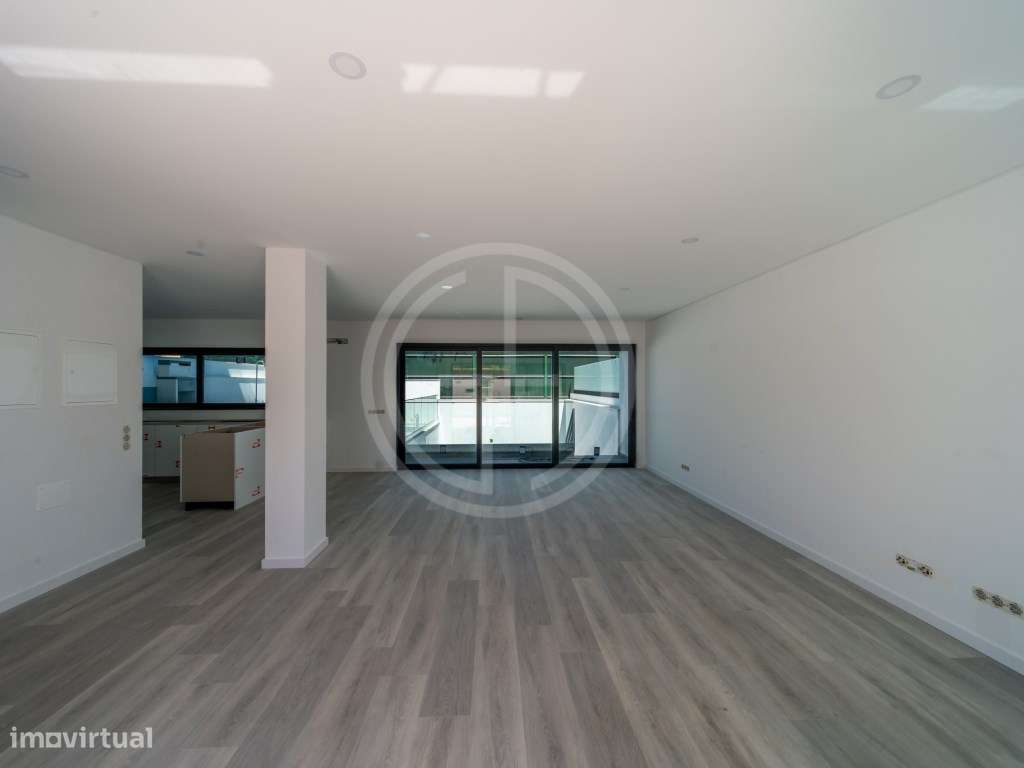 Moradia V3+1 com piscina privada em Gambelas-13