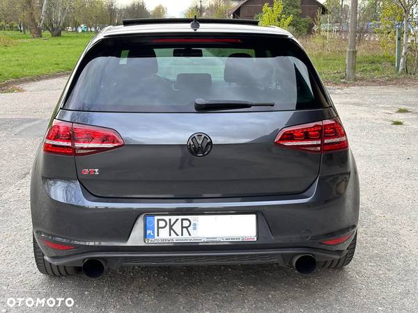 Volkswagen Golf - 6