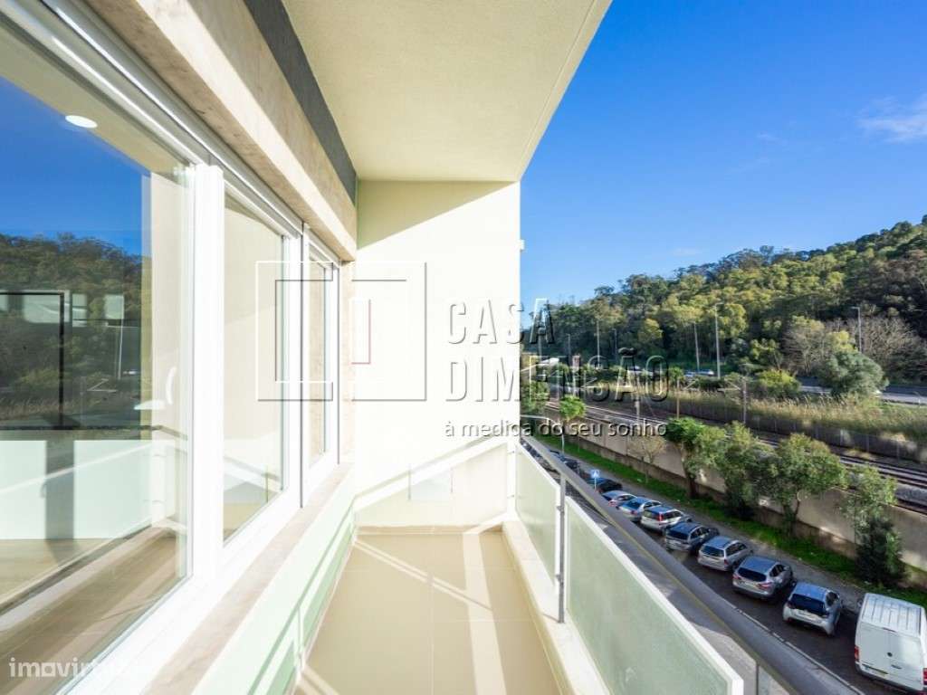 Apartamento de tipologia T3 com varanda, mobilado e equipado em Ben...-7