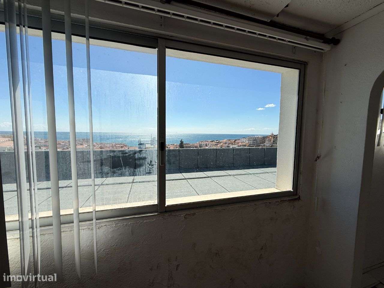 Apartamento T1 com Terraço Panorâmico no Coração de Sesimbra - Grande imagem: 4/17