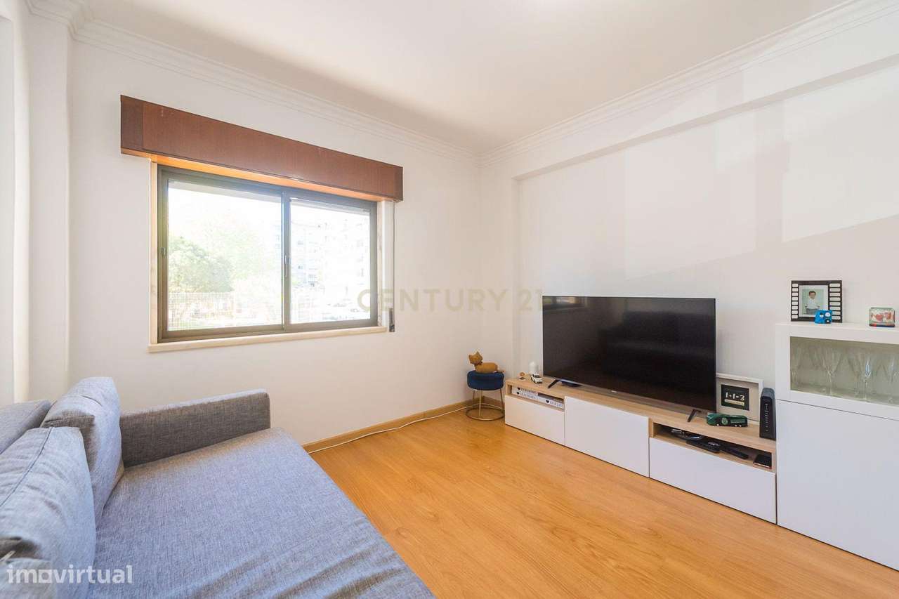 Apartamento T2 em bom estado, parcialmente remodelado-6