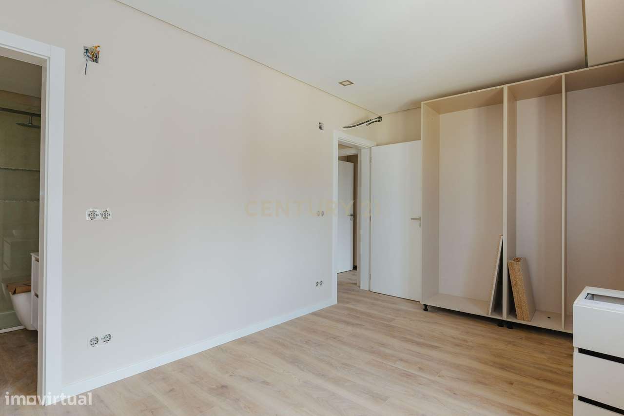 Apartamento T2 Novo com Vista Panorâmica em Loures-34