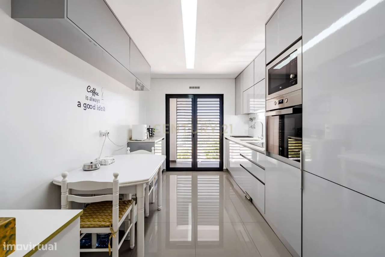 T3+1 Duplex com Box e Churrasqueira | Quinta da Fábrica | Vale de Milh-12
