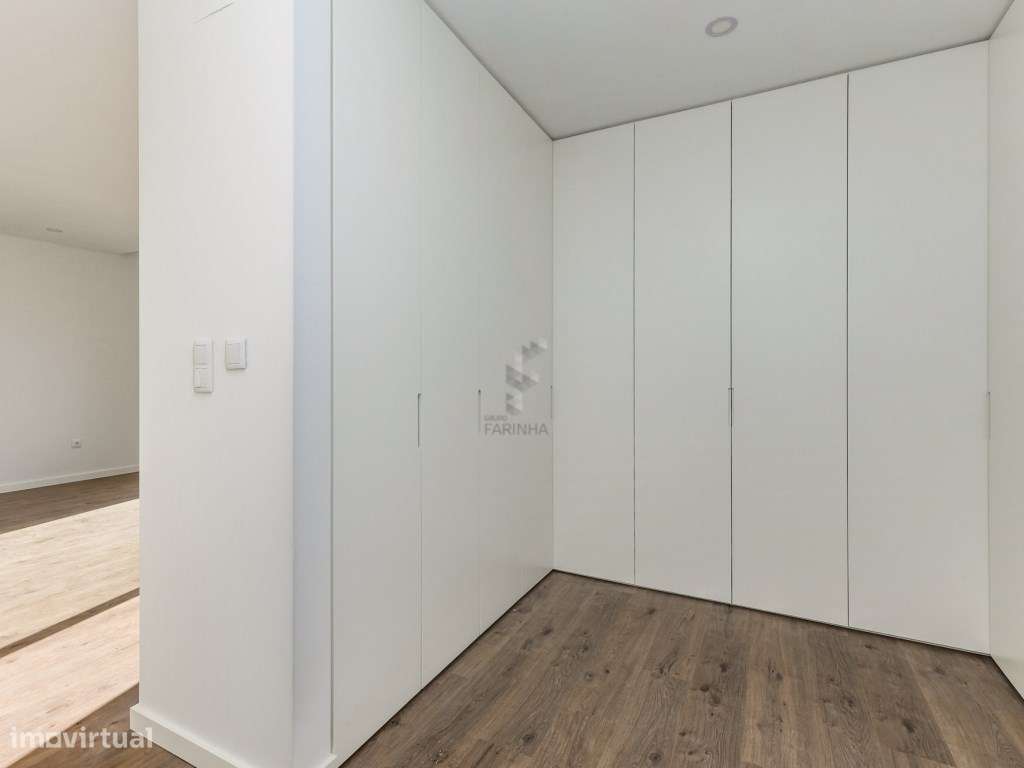 MORADIA T4 NOVA
Famões, moradia independente V4+1 nova com Jardim,...-14