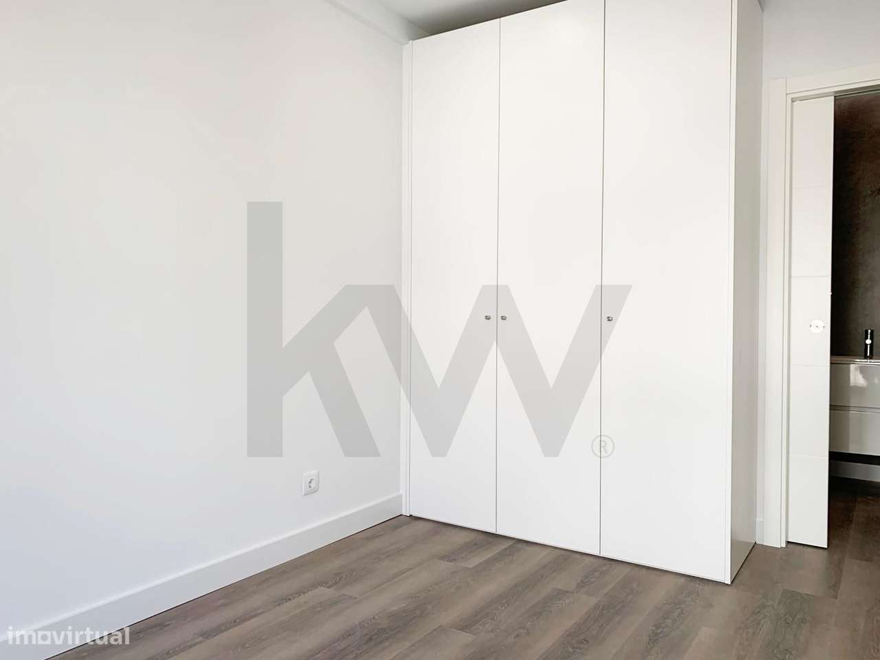 Apartamento T2 com 2 casa de banho Totalmente Remodelado em Queijas-10