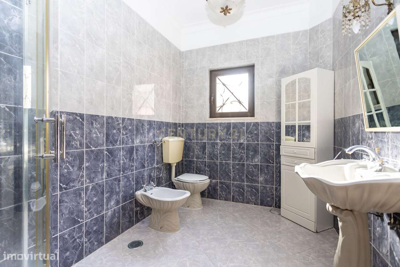 Moradia T5 na Aroeira, Charneca de Caparica, com processo de licenciam-5