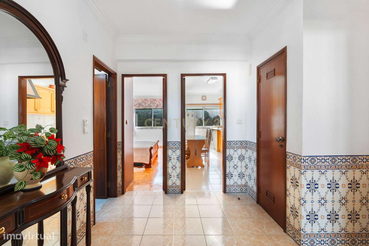 Apartamento T2 com varanda e vista desafogada-5