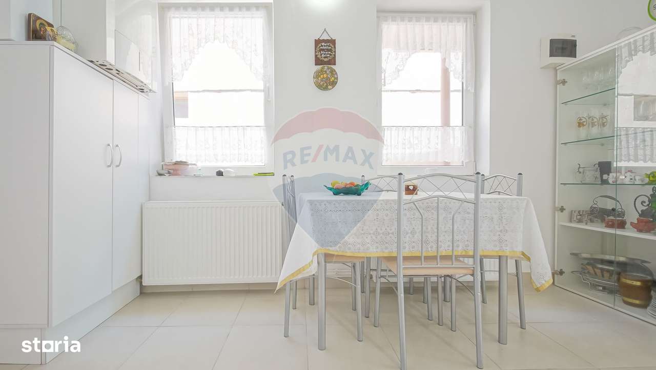 Casă falnică, curte individuală, langă Piața Unirii, în inima Scheilor - Imagine principală: 5/20