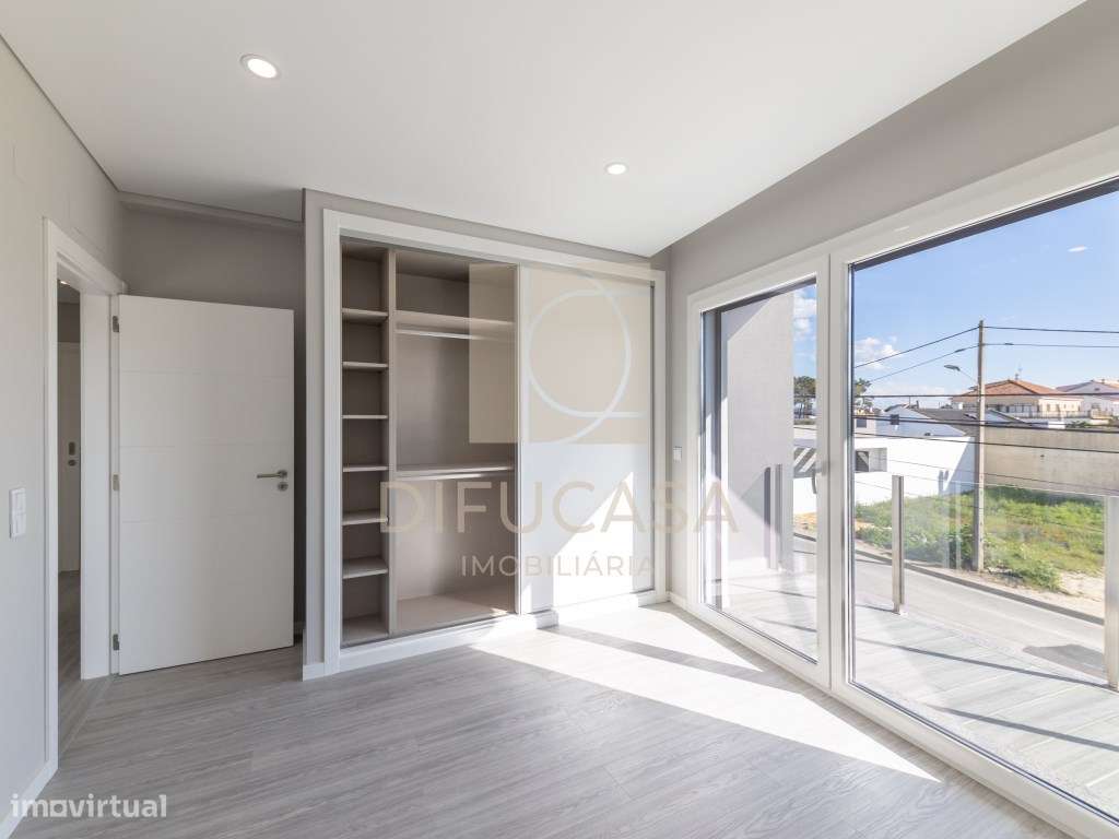 R300 Moradia T3+ 1 (sala de 40m2 localizada centro Fernão Ferro)-27