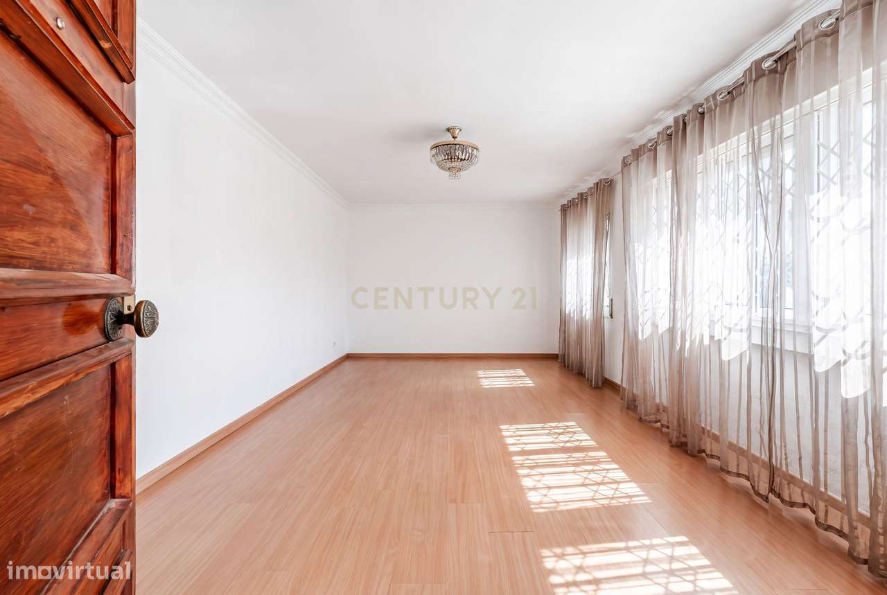 Apartamento T2 à venda na Praceta Dom João IV-16