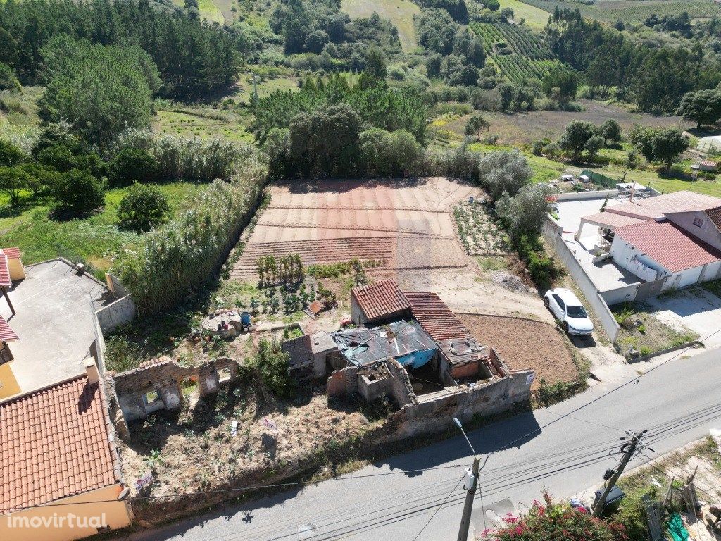 Terreno com ruina e poços de agua