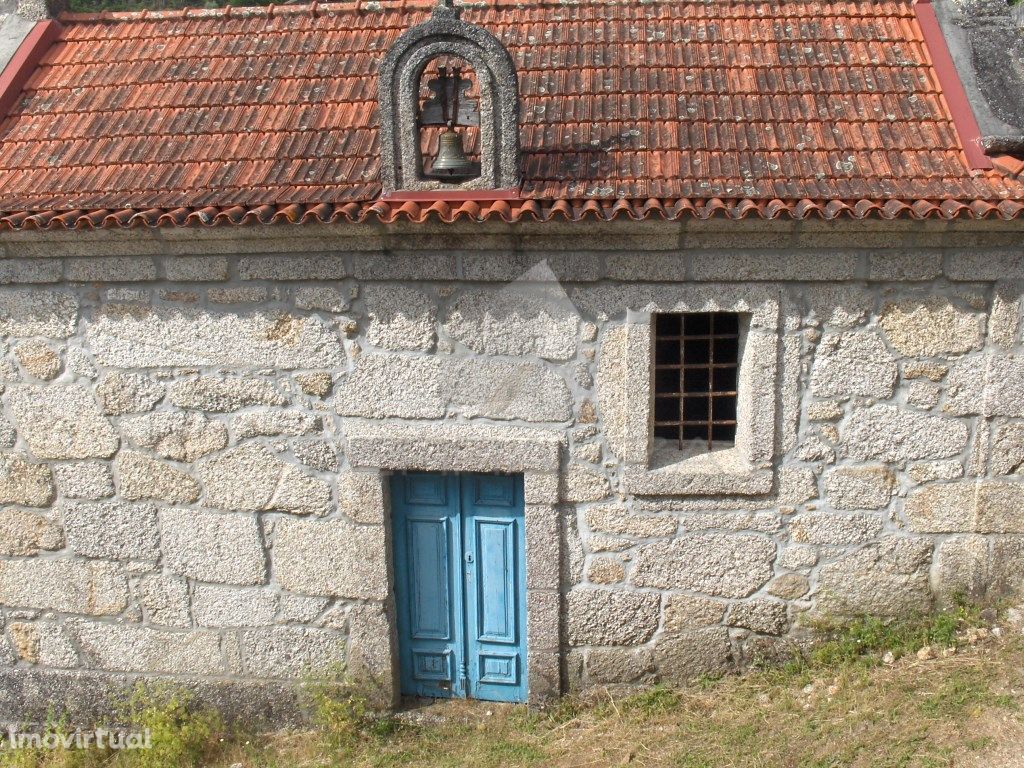 Casa secular com foral e capela.