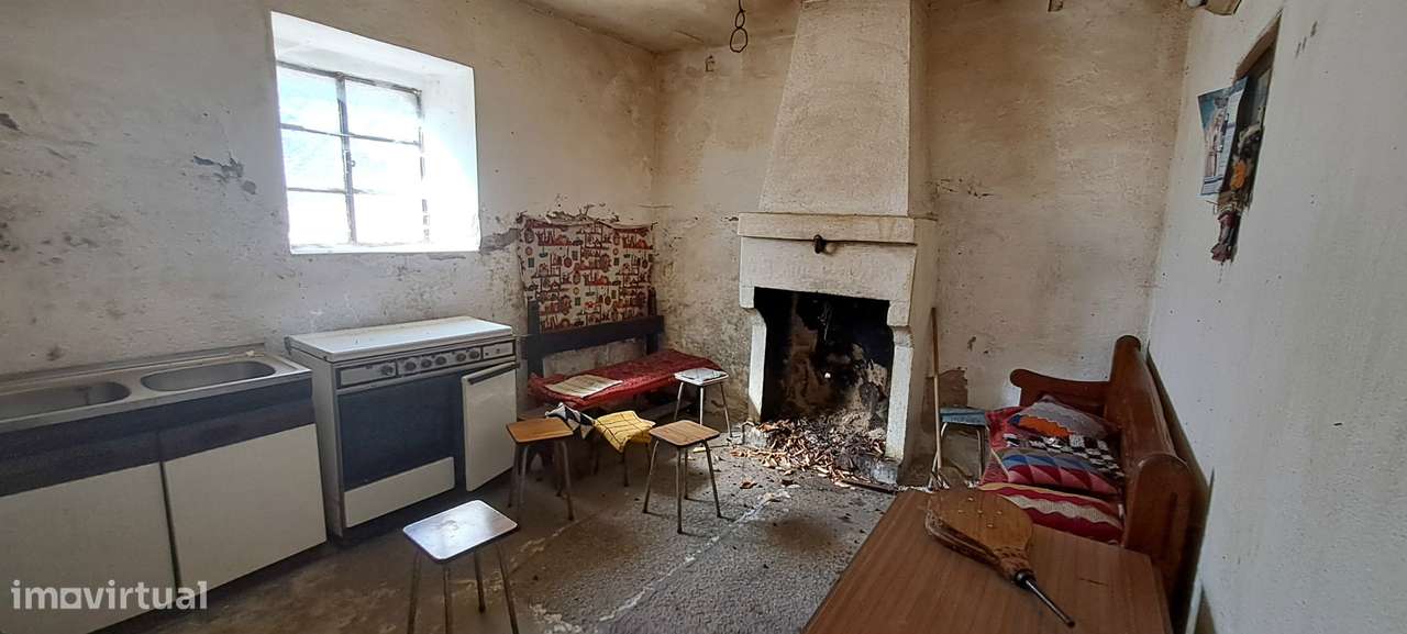 Moradia para restaurar com terreno em S. Martinho de Angueira-13