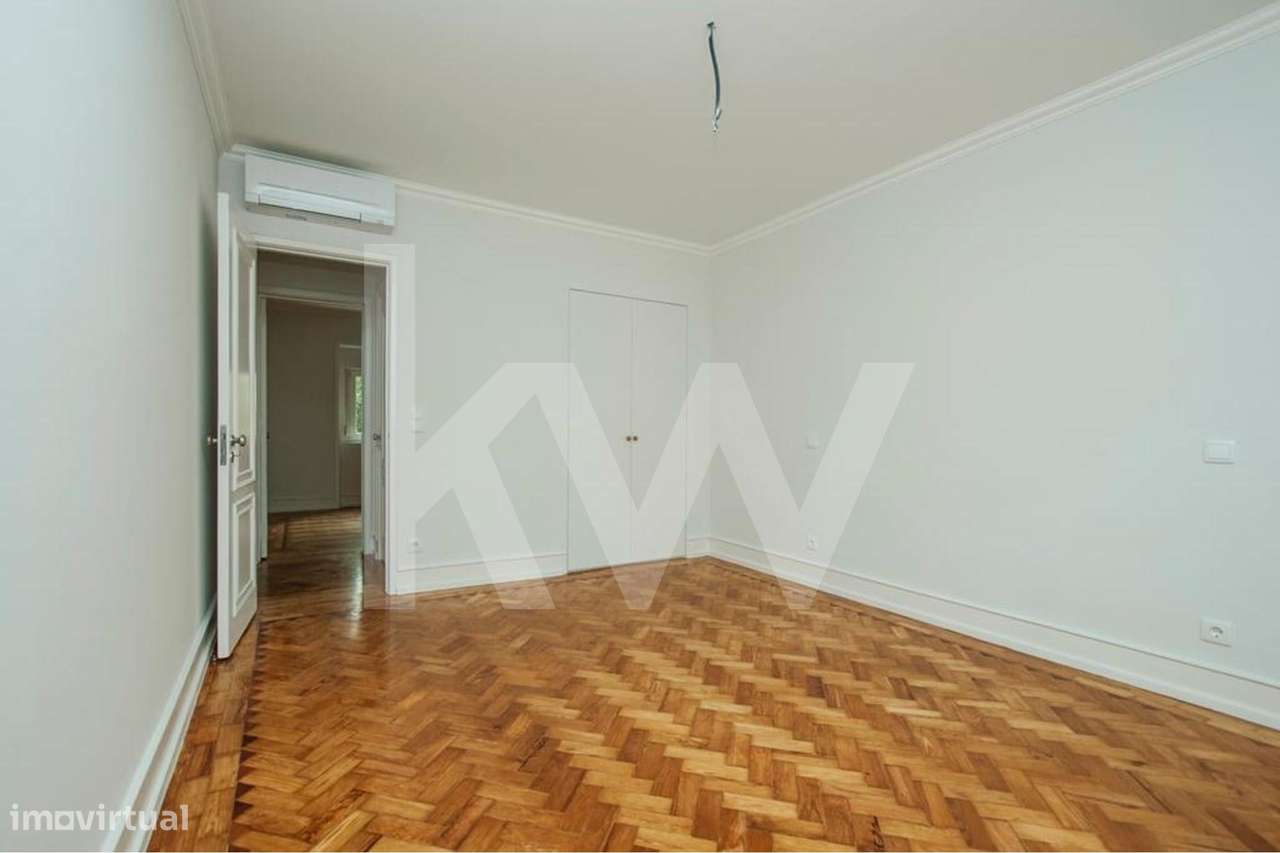 Apartamente Bastante Luminoso a poucos passos do Metro ( Linha Verde) - Grande imagem: 2/24