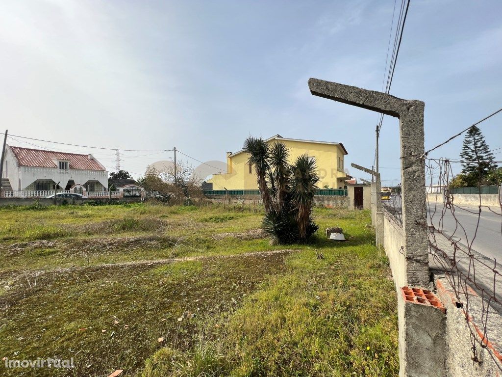 Terreno com Projecto em Fernão Ferro