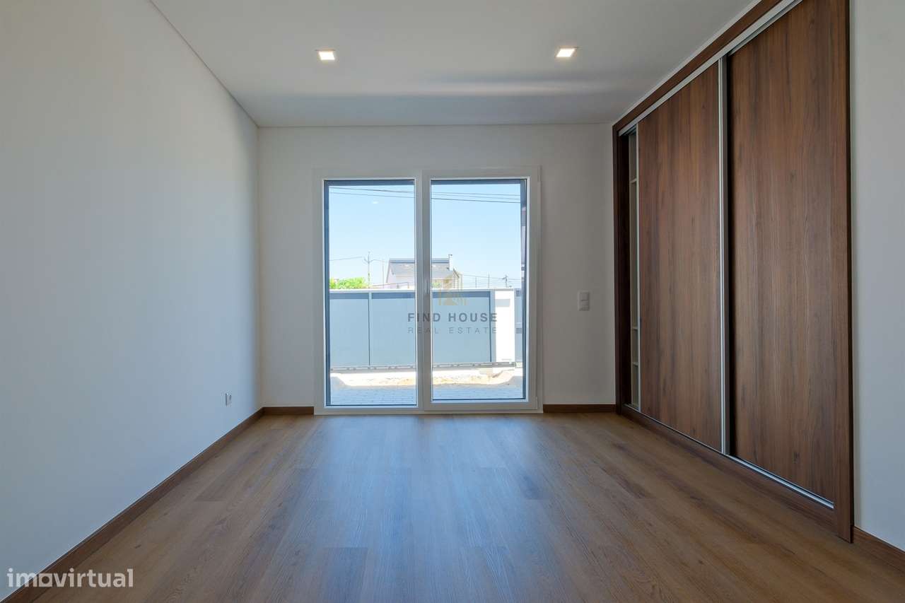 Vende-se Moradia Isolada T4 com garagem, piscina e jardim em Albarraqu-8