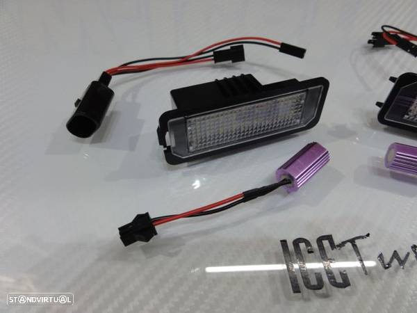 Suporte De Lâmpada De Matricula Com Led Branco Para Porsche Carrera GT, 911 Carrera 996, 997, GT2, GT3, Boxster 987, Cayene 9PA, Cayman 987C, Seat Altea / Exeo / Exeo ST, Ibiza 6J, Leon 1P, Audi TT 8N 2-doors 1999-2006, VW EOS, Golf 4, 5, 6, 7, Lupo, Passat 3C, CC, Phaeton, Scirocco, Polo 6N2, 9N,9N3, Beetle, Passat B6, B7, Skoda Superb 3T 4-drs Sedan 2008. - 4