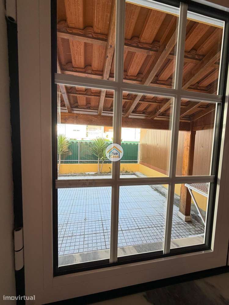 Moradia T4 no centro de Cantanhede com dois pisos e terraço.-30