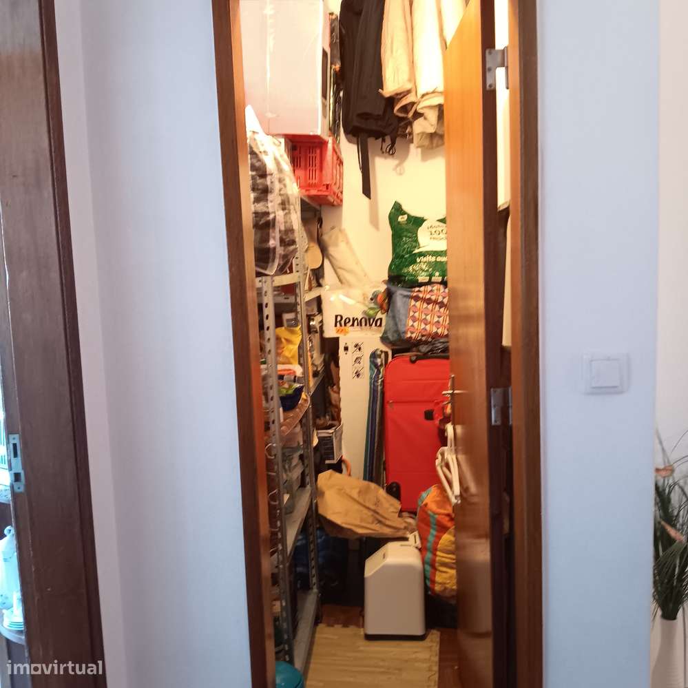 Apartamento T2 com varanda e bom potencial-18