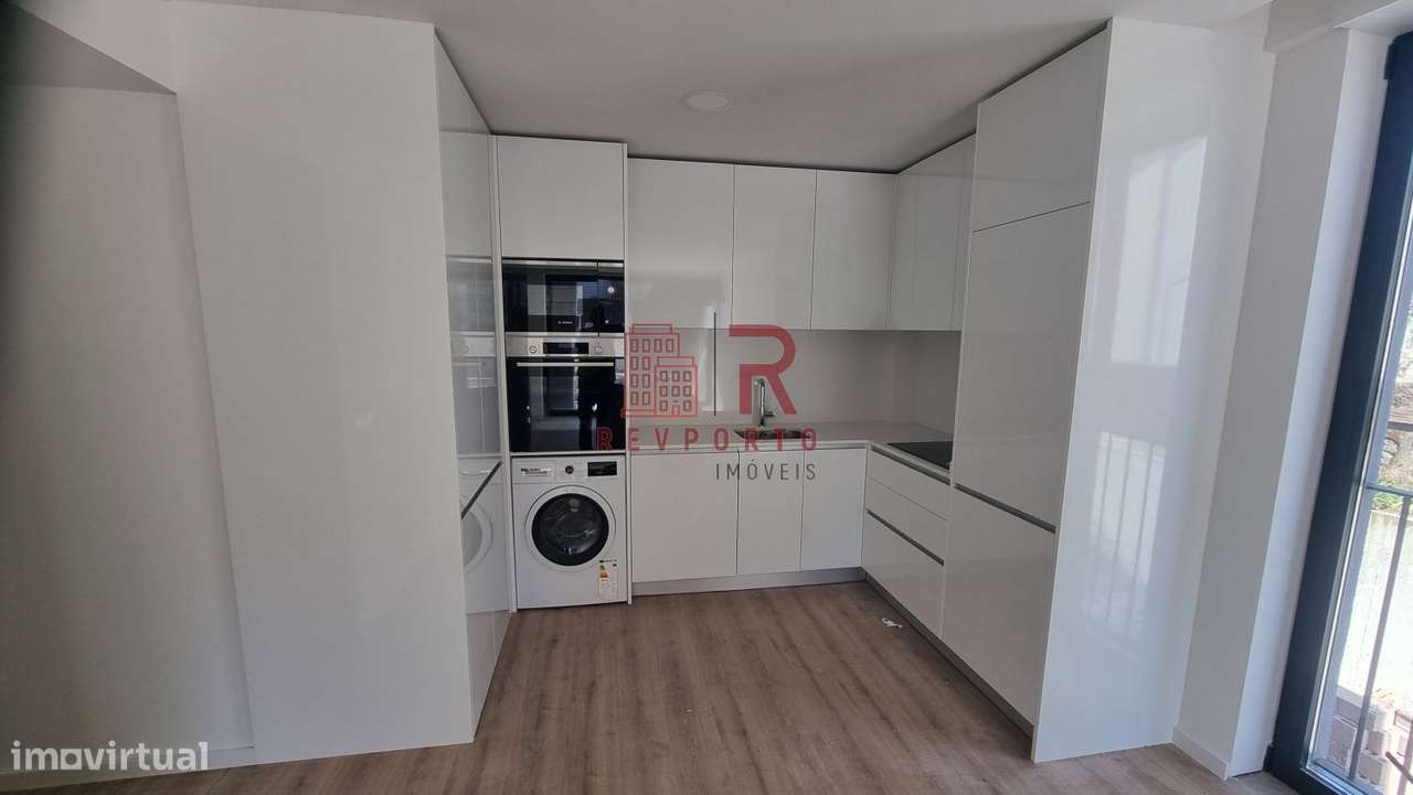Apartamento T2, com 2 suítes, varanda, jardim e garagem-16