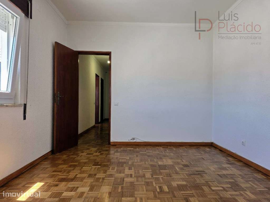 Moradia com 5 Quartos c/ Garagem + Anexo T1-27