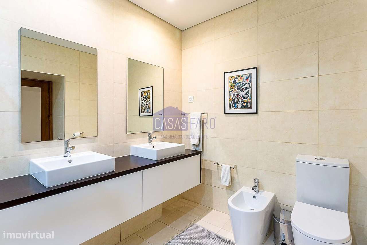 Imponente Moradia V3 de 3 pisos na zona da Avenida 5 de Outubro em Far-43