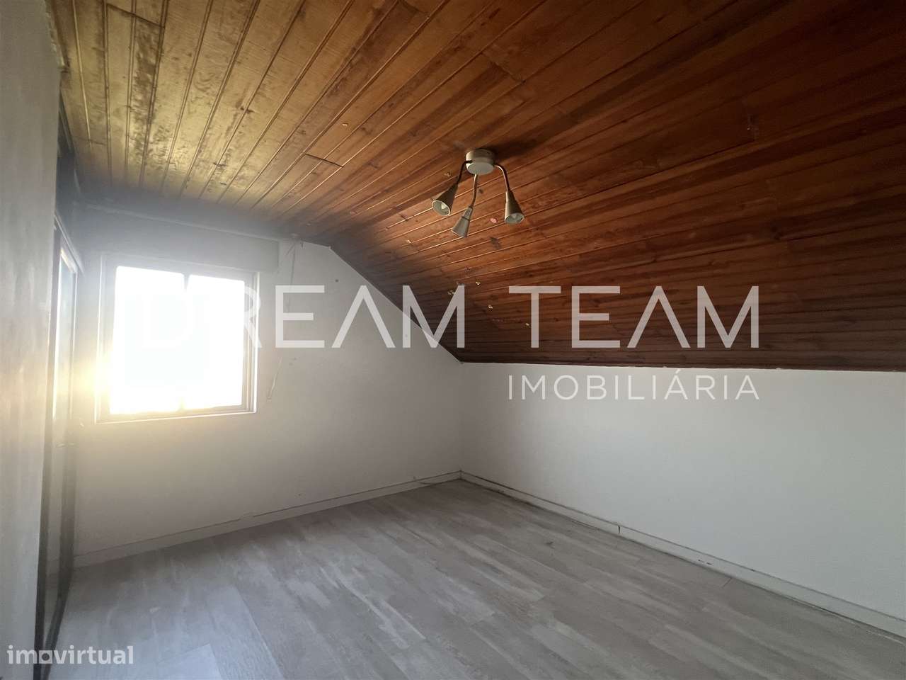 Moradia T4 Bifamiliar na Charneca da Caparica para Remodelação-26