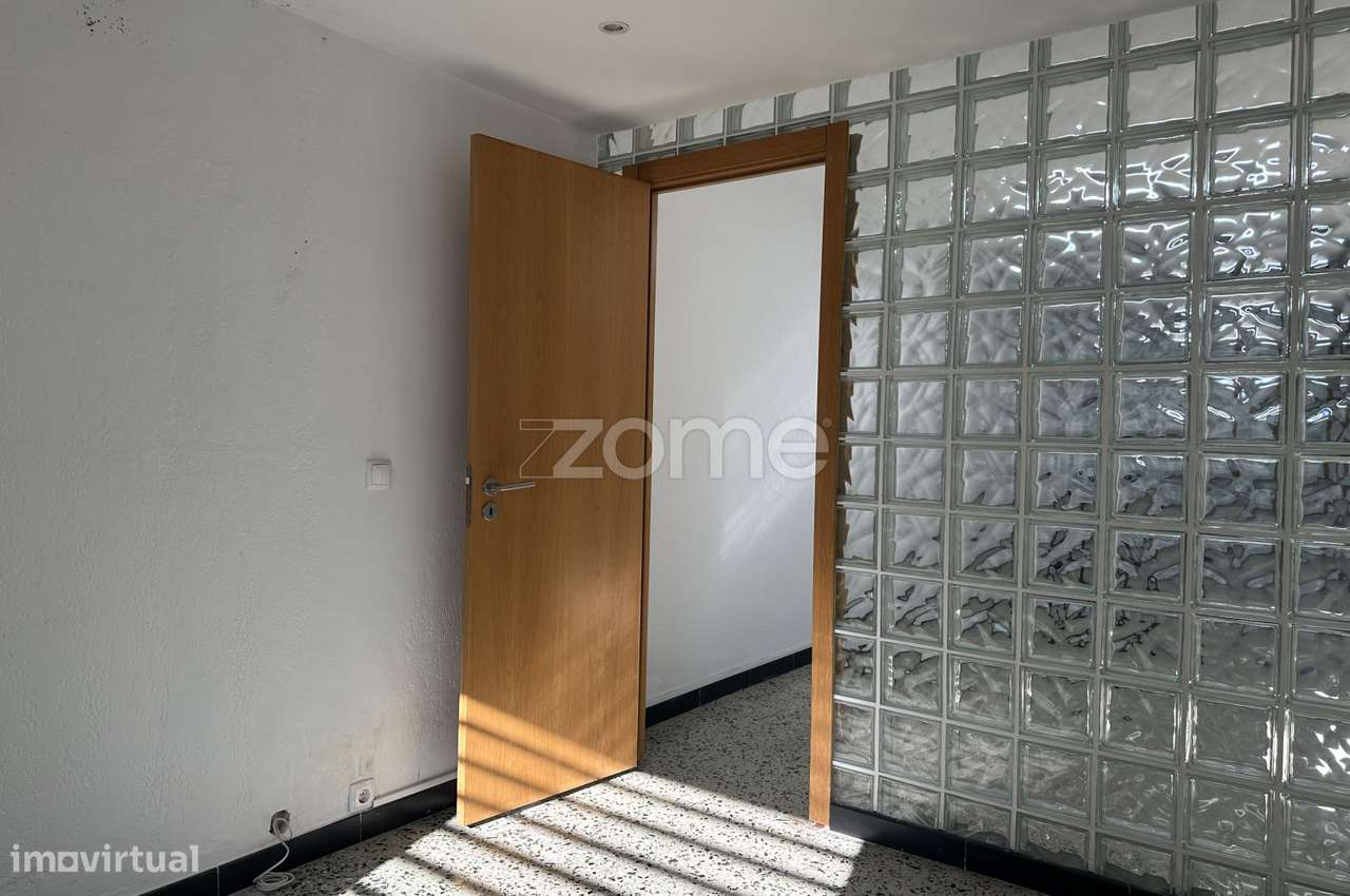 Loja com 2 espaços (R/C + Cave), em Carcavelos-7