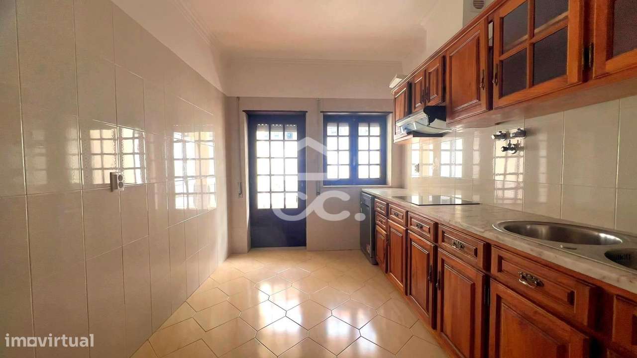 Moradia T2 convertida em T3 com garagem e acesso por duas ruas, zona h - Grande imagem: 2/28