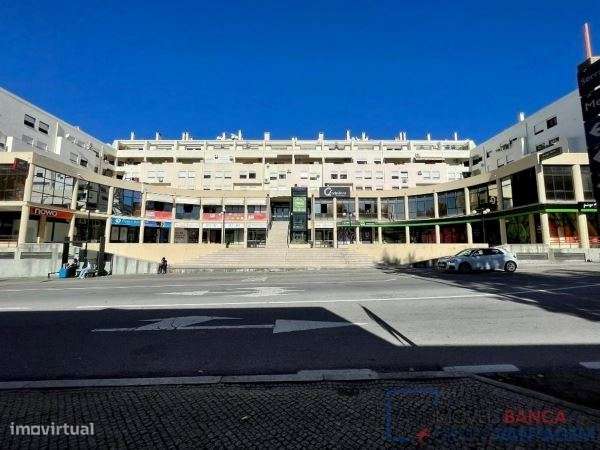 Loja com 98m², localizada no Centro Comercial Fontedeira, em Portal... - Grande imagem: 2/26