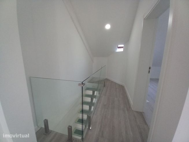 Apartamento Duplex Totalmente Remodelado na Costa da Caparica-36