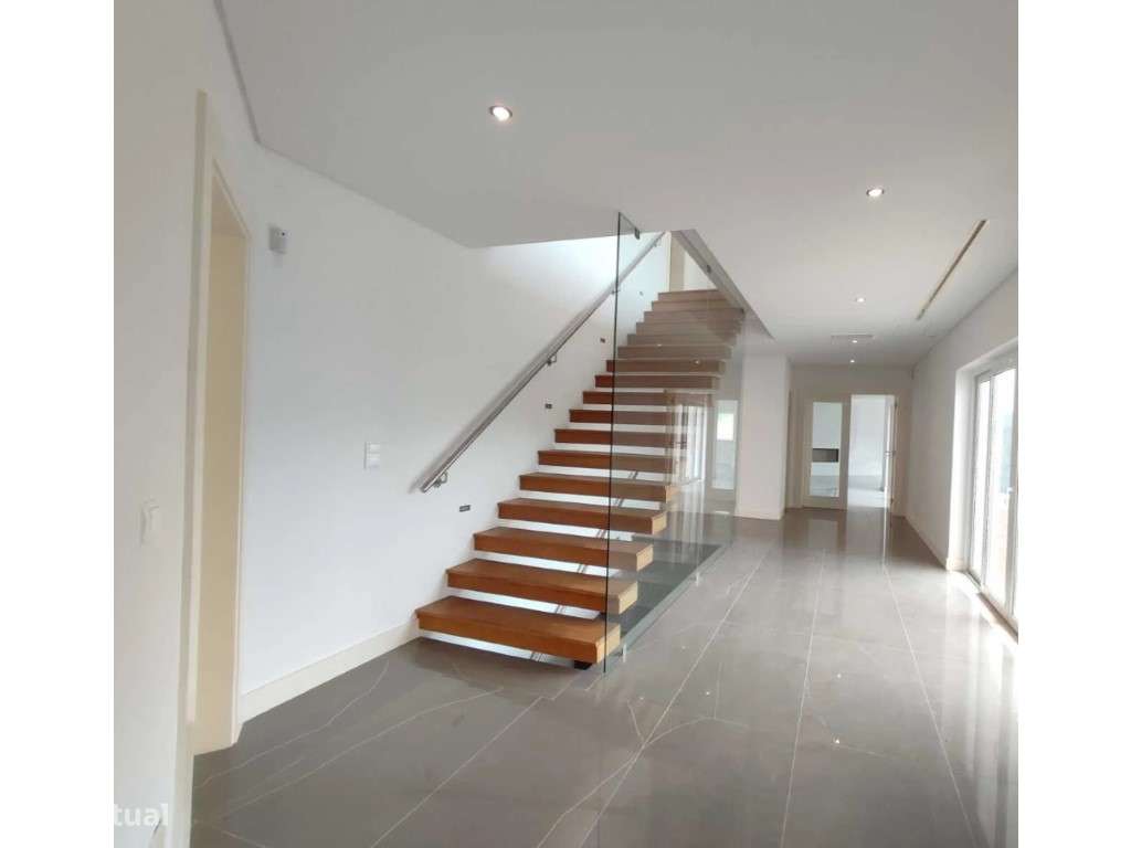 Moradia T4 Contemporânea com Piscina e Espaços de Lazer - Grande imagem: 5/37