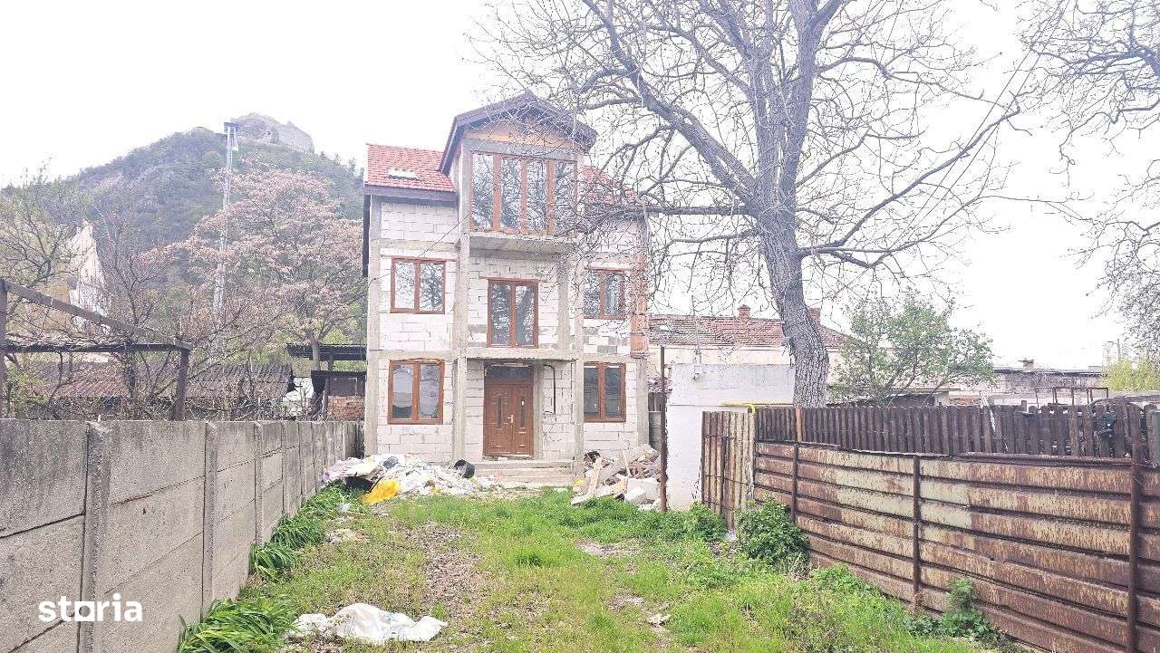 Vand casa la rosu in Deva, D+E+M, constructie din BCA din anul 2020 - Imagine principală: 1/20