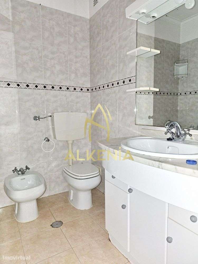 Excelente T2 com Arrecadação e Elevadores, no Casal do Cotão-11